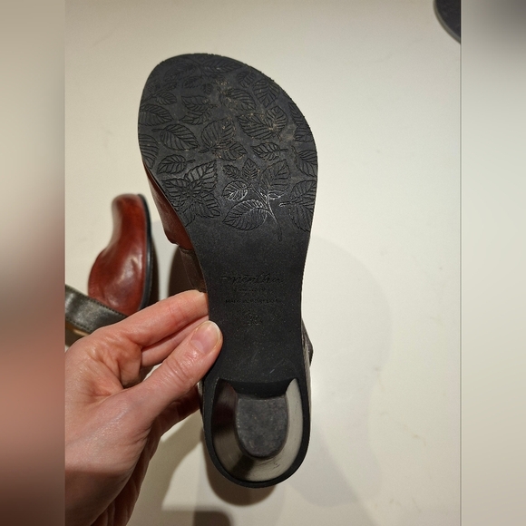 Mentha Women's Elegant Two-Tone Leather Mary Jane Heels (Size EU 38/US 7.5-8) - Picture 7 of 11